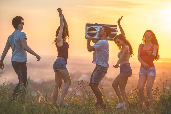 Les Cinq Personnes Heureuses Dansant Avec Une Boîte Boom Sur — Photo