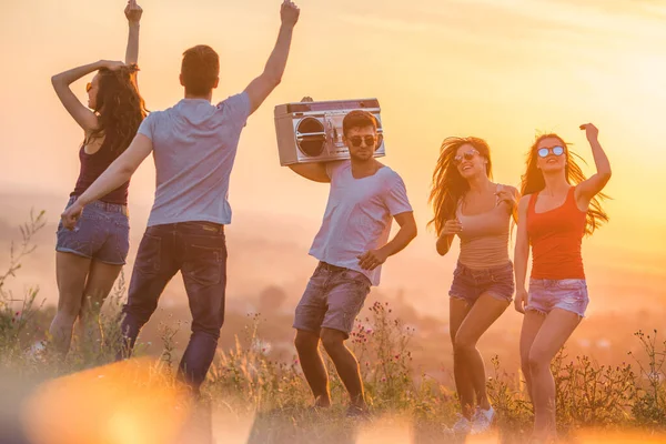 Fem Aktiva Människor Som Dansar Soluppgången Bakgrund — Stockfoto