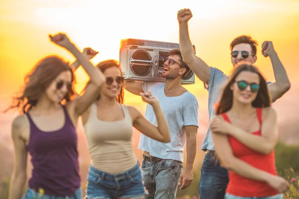 Les Cinq Personnes Heureuses Avec Une Boîte Boom Dansant Sur — Photo