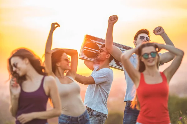 Les Gens Heureux Avec Une Boîte Boom Dansant Sur Fond — Photo