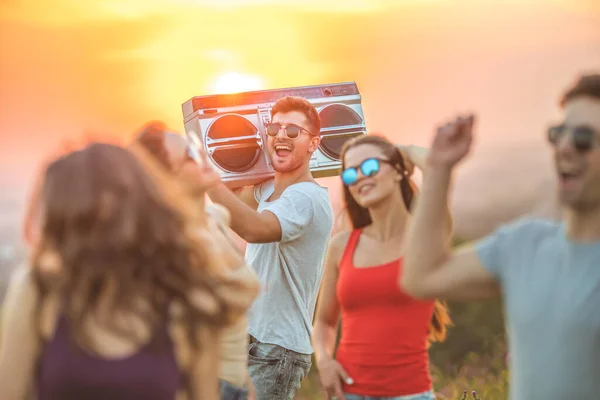 Les Cinq Amis Avec Une Boîte Boom Dansant Sur Fond — Photo