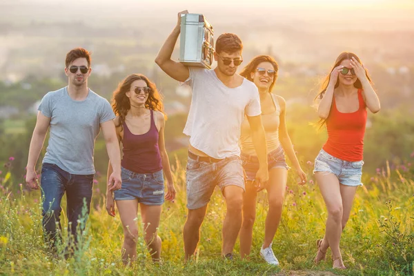 Les Gens Heureux Marchent Avec Une Boîte Boom Montagne — Photo