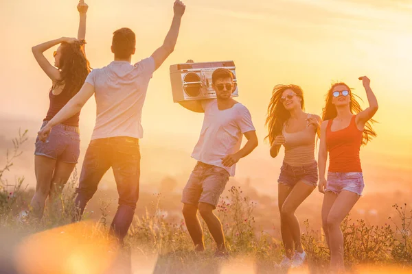 Πέντε Χαρούμενοι Φίλοι Χορεύουν Ένα Κασετόφωνο Στο Φόντο Του Ηλιοβασιλέματος — Φωτογραφία Αρχείου