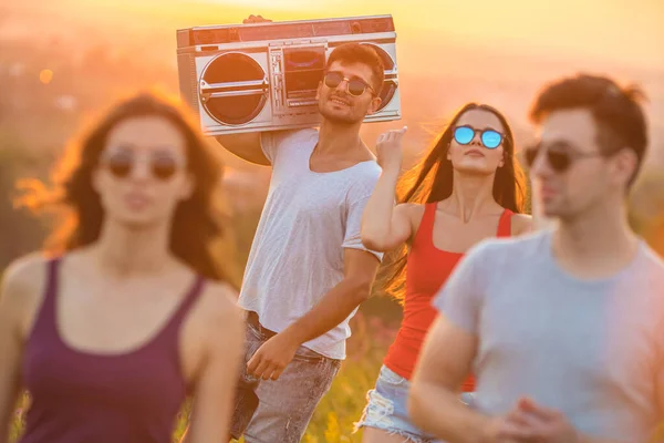 Orang Matahari Terbenam Kacamata Hitam Muda Musik Boom Kotak Menyenangkan Stok Foto