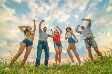 Dans eden beş genç