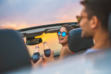 Mutlu kadın arkadaşlarıyla arabada oturuyor.