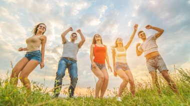 Bulutların arkasında dans eden insanlar