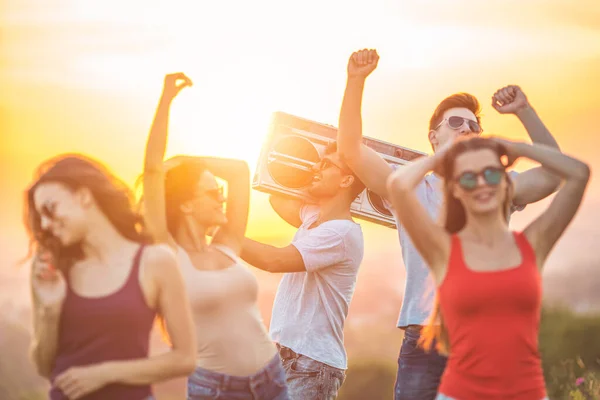 Amigos Felizes Dançando Com Uma Caixa Boom Fundo Ensolarado — Fotografia de Stock