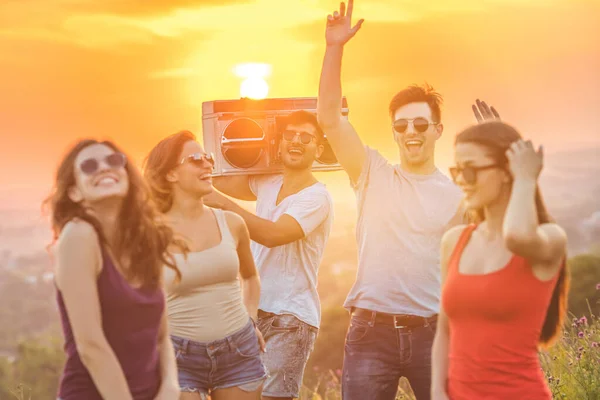 Gli Amici Felici Che Ballano Con Boom Box Sullo Sfondo — Foto Stock