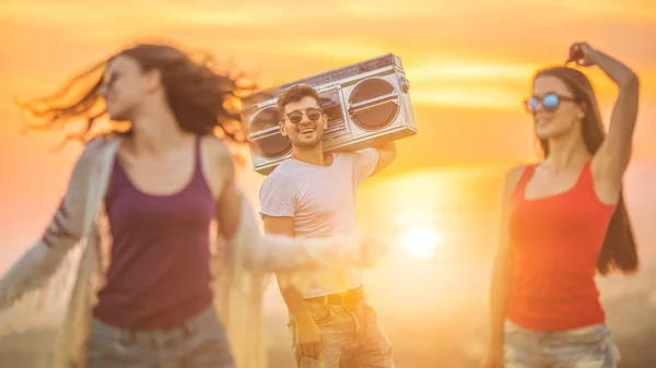 Les Gens Heureux Avec Une Boîte Boom Amusant Dans Fond — Photo