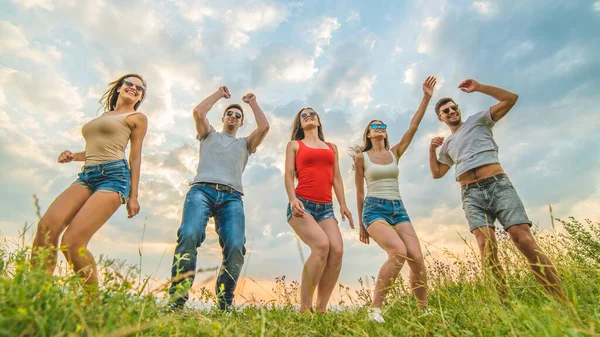 Fem Vänner Som Dansar Bakgrunden Molnen — Stockfoto