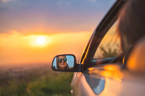 Szczęśliwa Kobieta Siedzi Samochodzie Tle Zachodu Słońca — Zdjęcie stockowe