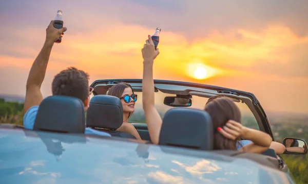 Companhia Dos Povos Senta Cabrio Fundo Por Sol — Fotografia de Stock