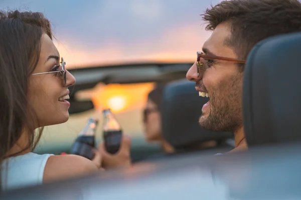 Feliz Pareja Sienta Cabriolet — Foto de Stock