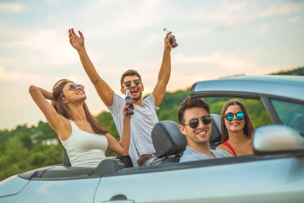 Quatro Pessoas Felizes Óculos Sol Sentam Cabrio — Fotografia de Stock