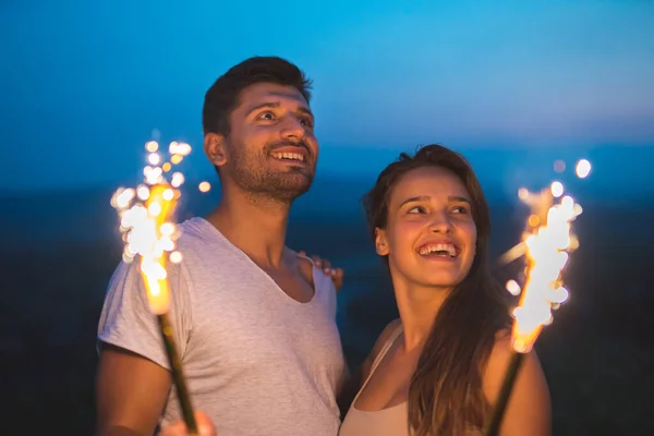 Couple Heureux Tient Feu Artifice Bâtons Soir Heure Nuit — Photo