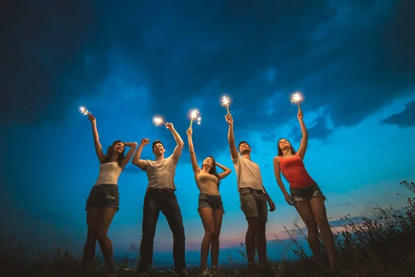 Lima Orang Bahagia Memegang Tongkat Kembang Api Waktu Malam — Stok Foto