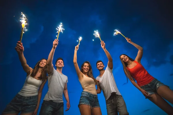 Щасливі Люди Тримають Феєрверки Вечірній Нічний Час — стокове фото