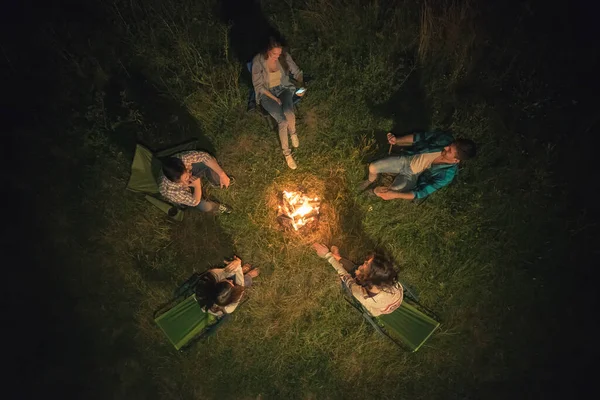 Die Fünf Personen Sitzen Lagerfeuer Nacht Blick Von Oben — Stockfoto
