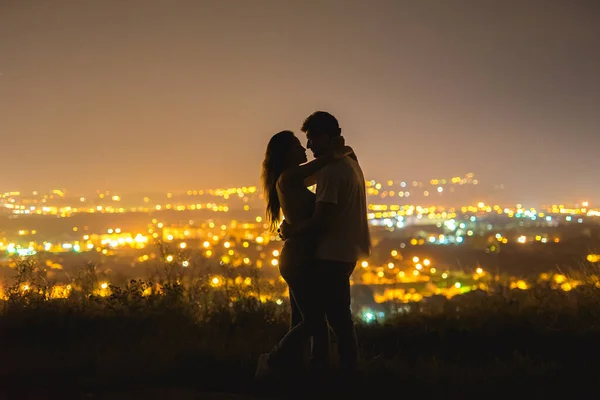 Het Echtpaar Staat Achtergrond Van Stadsverlichting Nacht Tijd — Stockfoto