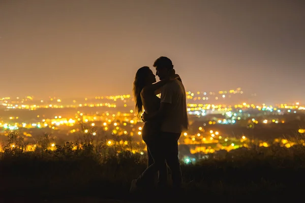 Casal Fica Fundo Das Luzes Cidade Tempo Noturno — Fotografia de Stock