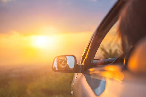 Kobieta Siedzi Samochodzie Tle Zachodu Słońca — Zdjęcie stockowe