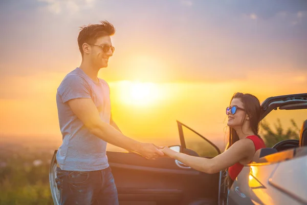 Hombre Pie Cerca Mujer Coche Fondo Del Sol Brillante — Foto de Stock