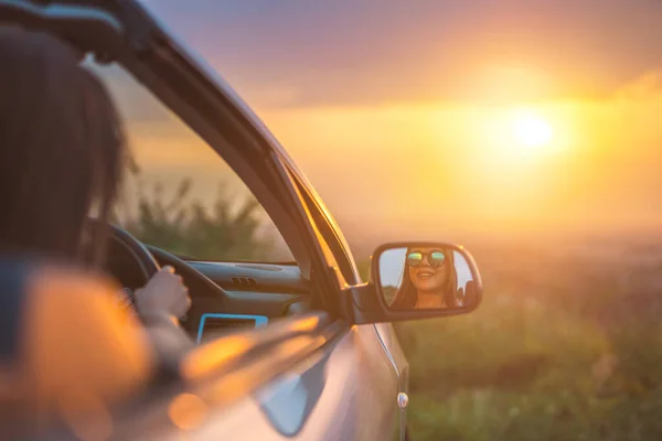 Vrouw Zit Een Auto Achtergrond Van Zonsondergang — Stockfoto