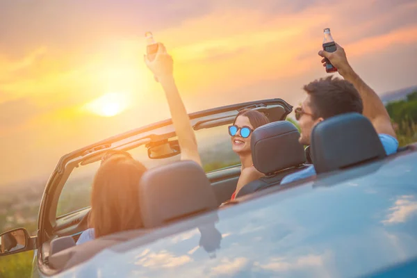 Gente Feliz Sienta Taxi Brillante Fondo Del Sol — Foto de Stock