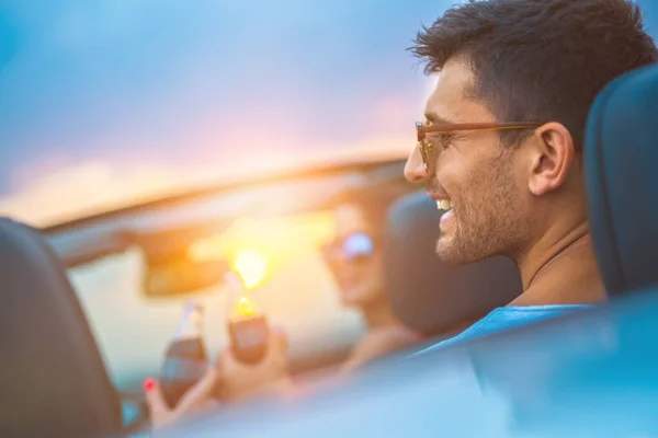 Ευτυχισμένος Άνθρωπος Κάθεται Τους Φίλους Του Ένα Cabrio Στο Φωτεινό — Φωτογραφία Αρχείου