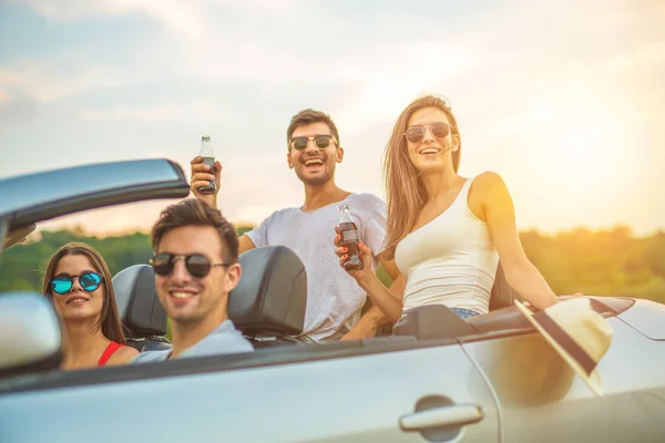 Los Amigos Felices Sientan Taxi Fondo Soleado — Foto de Stock