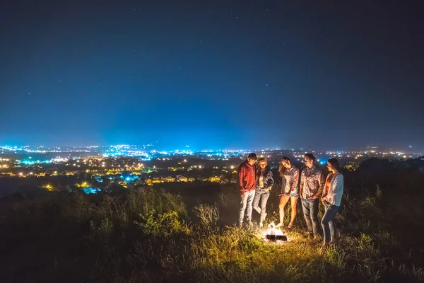 Las Cinco Personas Paran Cerca Hoguera Noche Noche Tiempo — Foto de Stock