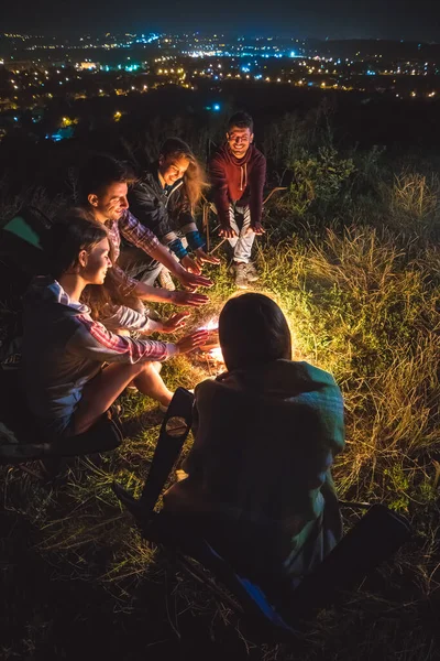 Los Cinco Amigos Están Calentando Cerca Hoguera Noche Noche Tiempo — Foto de Stock