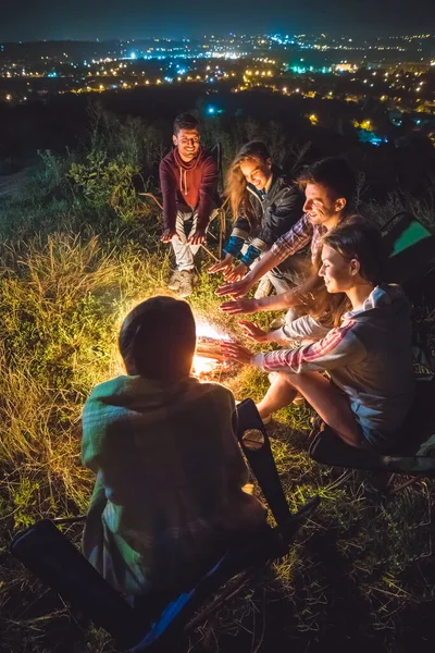 Las Cinco Personas Sientan Cerca Hoguera Fondo Ciudad Tiempo Noche — Foto de Stock