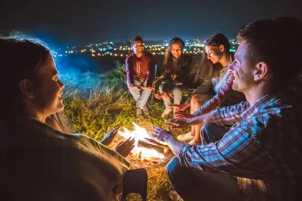 Las Cinco Personas Calentando Las Manos Cerca Hoguera Tiempo Noche — Foto de Stock