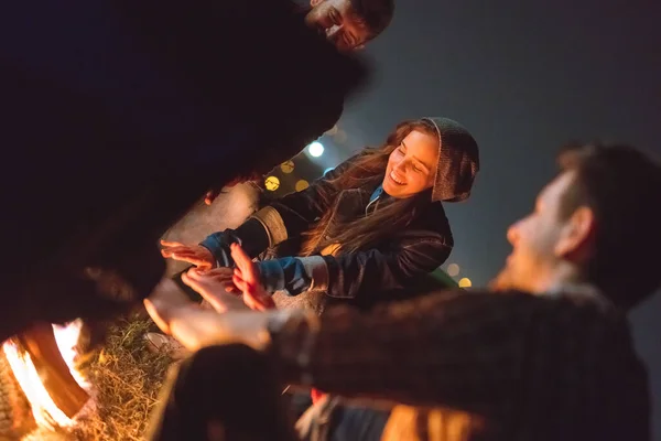 Onnelliset Ihmiset Lämmittävät Käsiään Nuotion Lähellä Yöaika — kuvapankkivalokuva