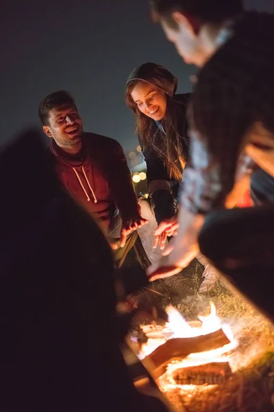 Les Gens Heureux Réchauffent Les Mains Près Feu Joie Nuit — Photo