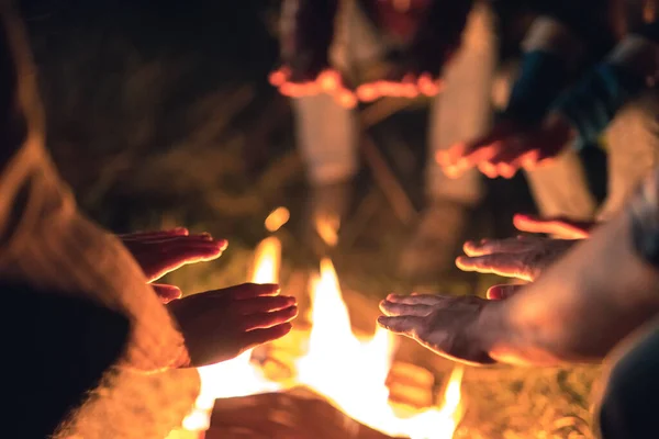 Die Menschen Wärmen Sich Lagerfeuer Die Hände Abend Nacht — Stockfoto