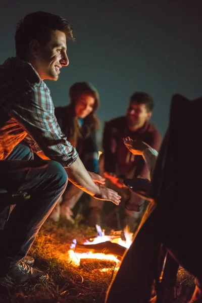 Smile People Warming Hands Bonfire Night Time — Stock Photo, Image