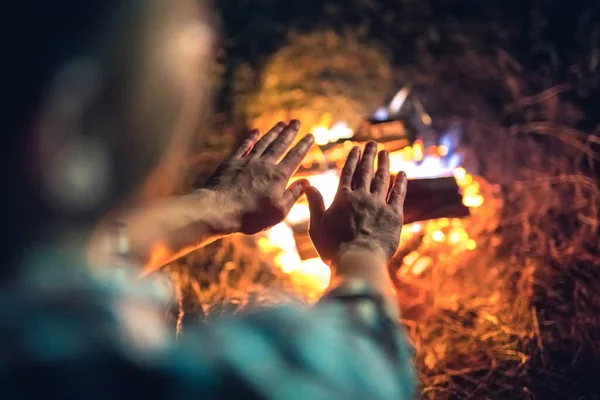 Orang Itu Memperingatkan Tangan Dekat Api Unggun Waktu Malam — Stok Foto