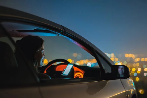 Aantrekkelijke Vrouw Telefoon Auto Achtergrond Van Stad Nacht Tijd — Stockfoto