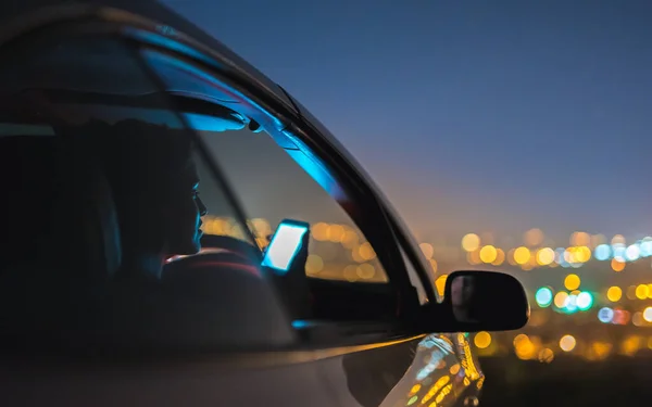 Vrouw Belde Een Auto Achtergrond Van Stadsverlichting Avond Nacht Tijd — Stockfoto