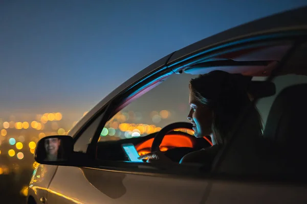 Gelukkige Vrouw Belt Auto Een Achtergrond Van Stadsverlichting Avond Nacht — Stockfoto