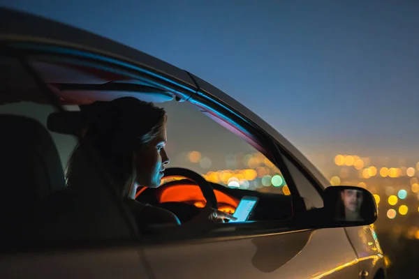 Vrouw Belde Een Auto Achtergrond Van Stadsverlichting Avond Nacht Tijd — Stockfoto