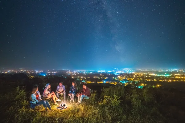 Folket Hviler Ved Bål Stjernehimmelen Kveldstid – stockfoto