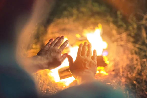 たき火の上で手を暖める人 夜の時間 — ストック写真