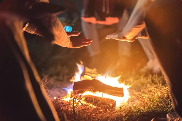 Die Menschen Wärmen Sich Einem Lagerfeuer Die Hände Abend Nacht — Stockfoto