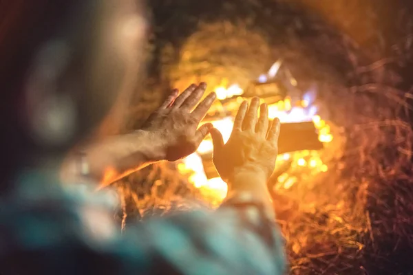 Orang Yang Menghangatkan Tangan Atas Api Unggun Waktu Malam — Stok Foto