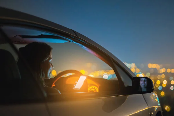 Gelukkige Vrouw Belde Een Auto Lichte Achtergrond Van Stad Avond — Stockfoto