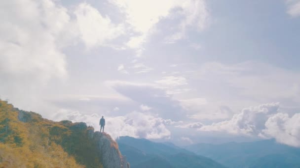 Człowiek Stojący Naprzeciw Pięknego Górskiego Krajobrazu — Wideo stockowe
